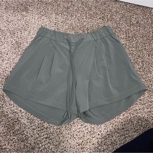 Lululemon Stroll at sundown 3” short grey sage